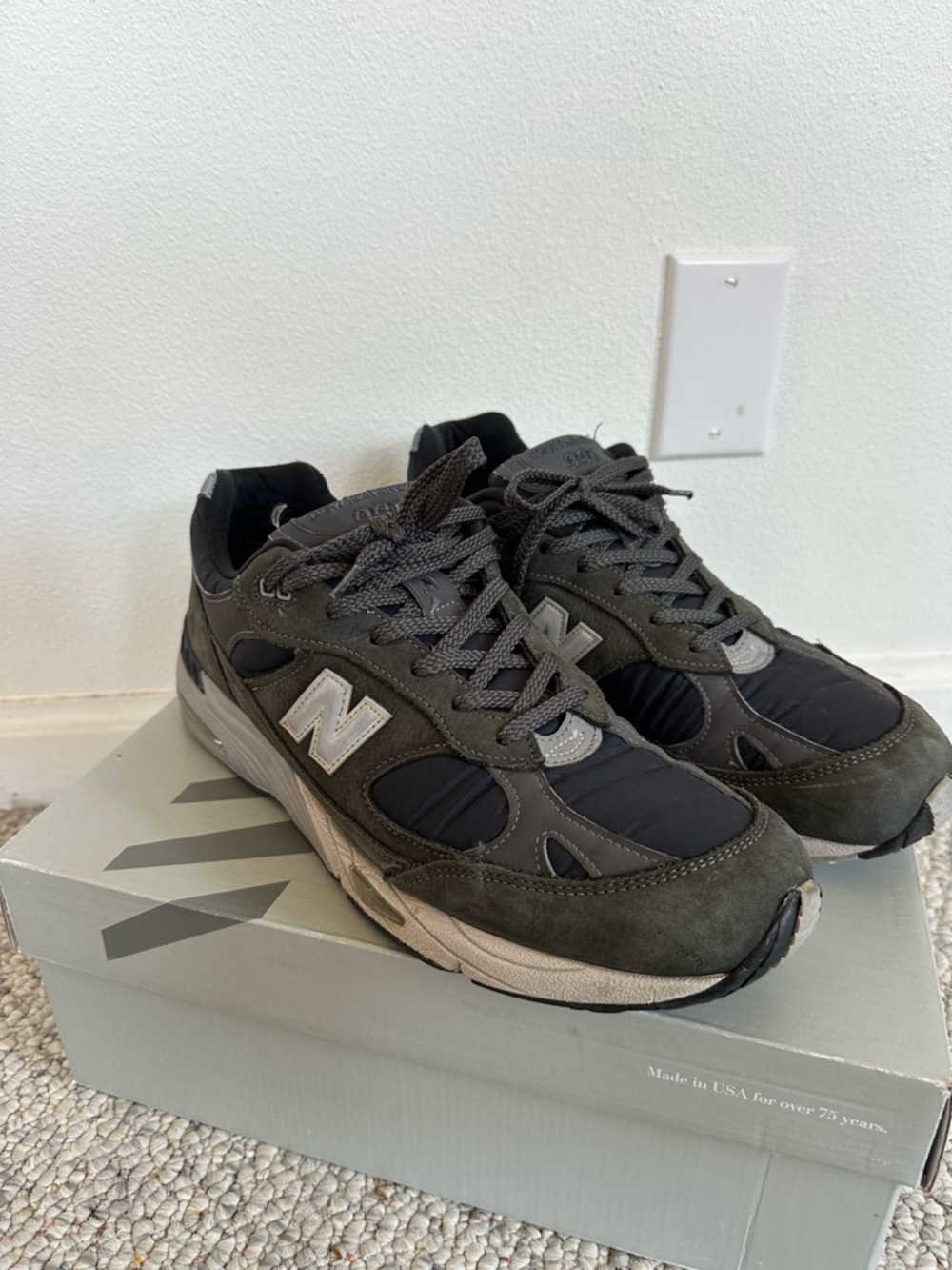 New Balance Men's Black and Gray Casual Sneakers